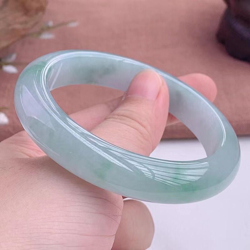 Bracelets - Myanmar, einfarbiges, leicht geöltes Jadeit-Armband, hellgrüner,